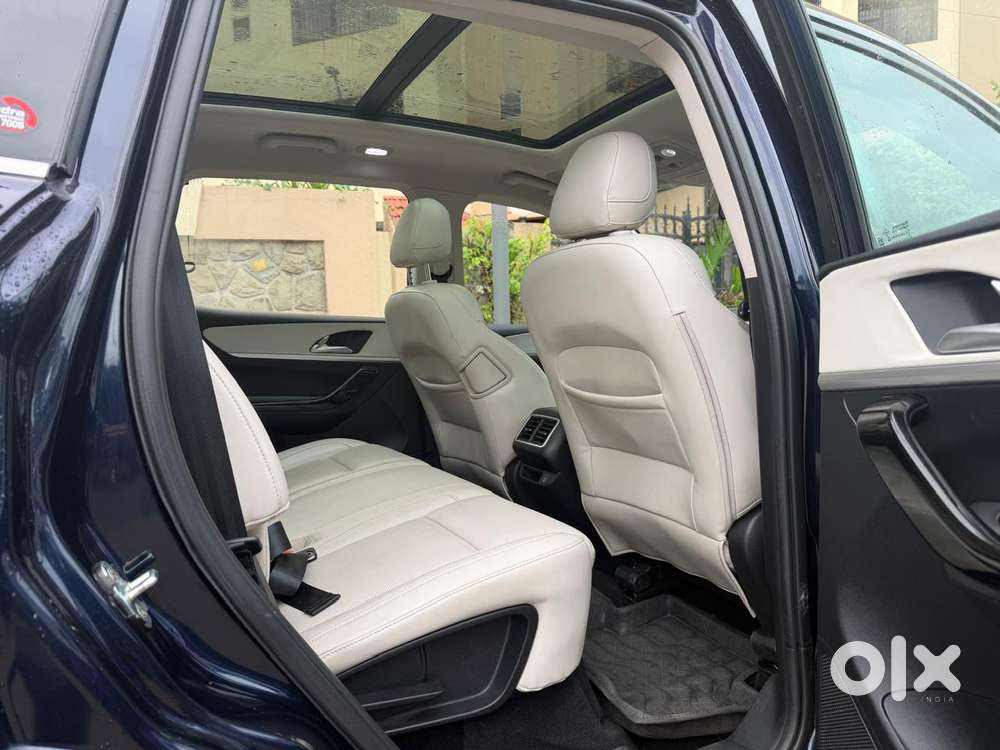 Mahindra Xuv700 2.2 Ax 7 Diesel At Luxury Pack Str Awd, 2022, Diesel