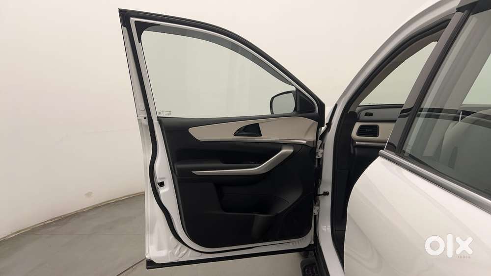 Mahindra Xuv700 2.0 Ax 3 Petrol At 5 Str, 2023, Petrol