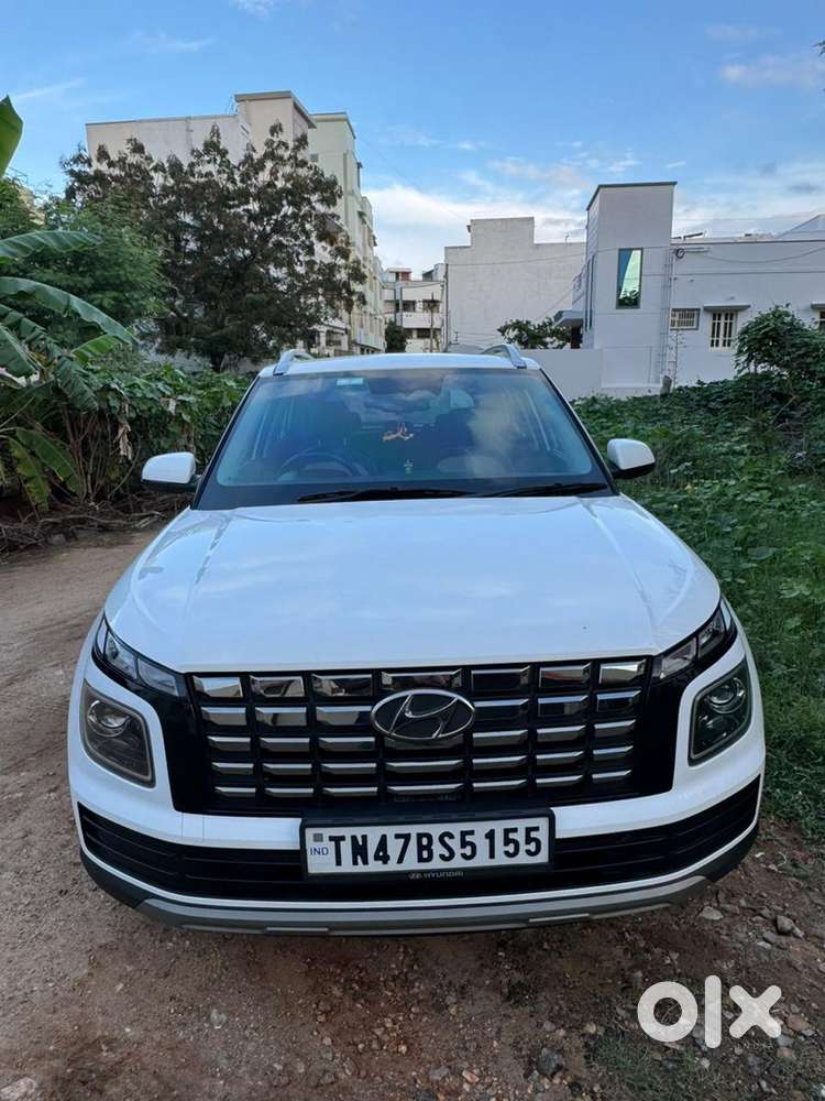 Hyundai Venue 2024 Petrol Well Maintained