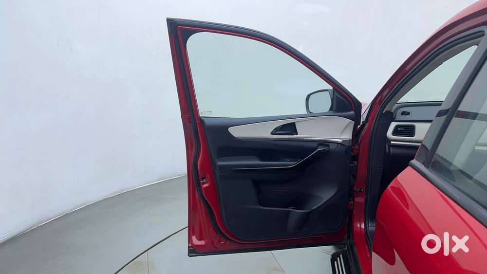 Mahindra Xuv700 2.0 Ax 5 Petrol At Str, 2022, Petrol