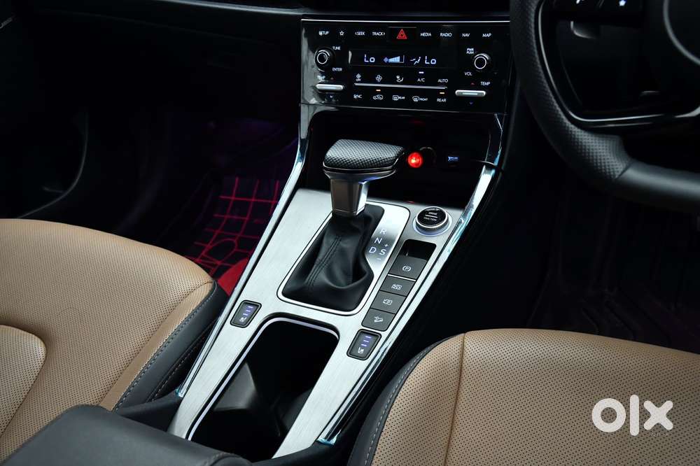 Hyundai Alcazar Signature 1.5 Petrol Dct 7str Knight, 2025, Petrol
