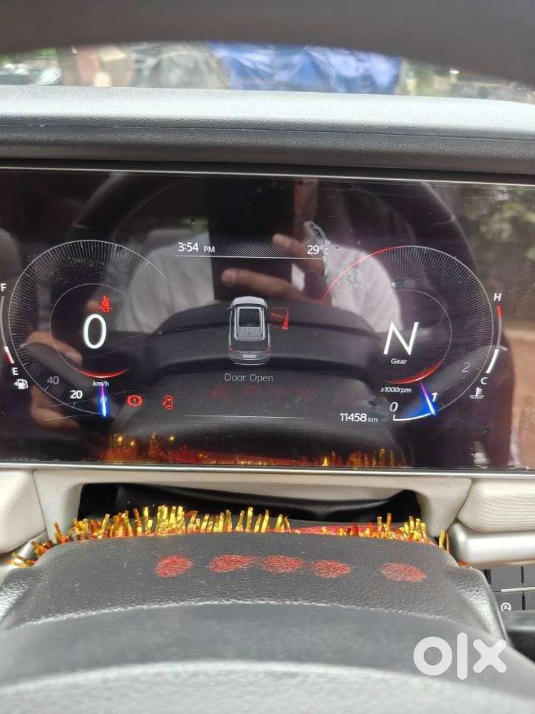 Mahindra Xuv700 2.0 Ax 5 Petrol Mt 7 Str, 2025, Petrol