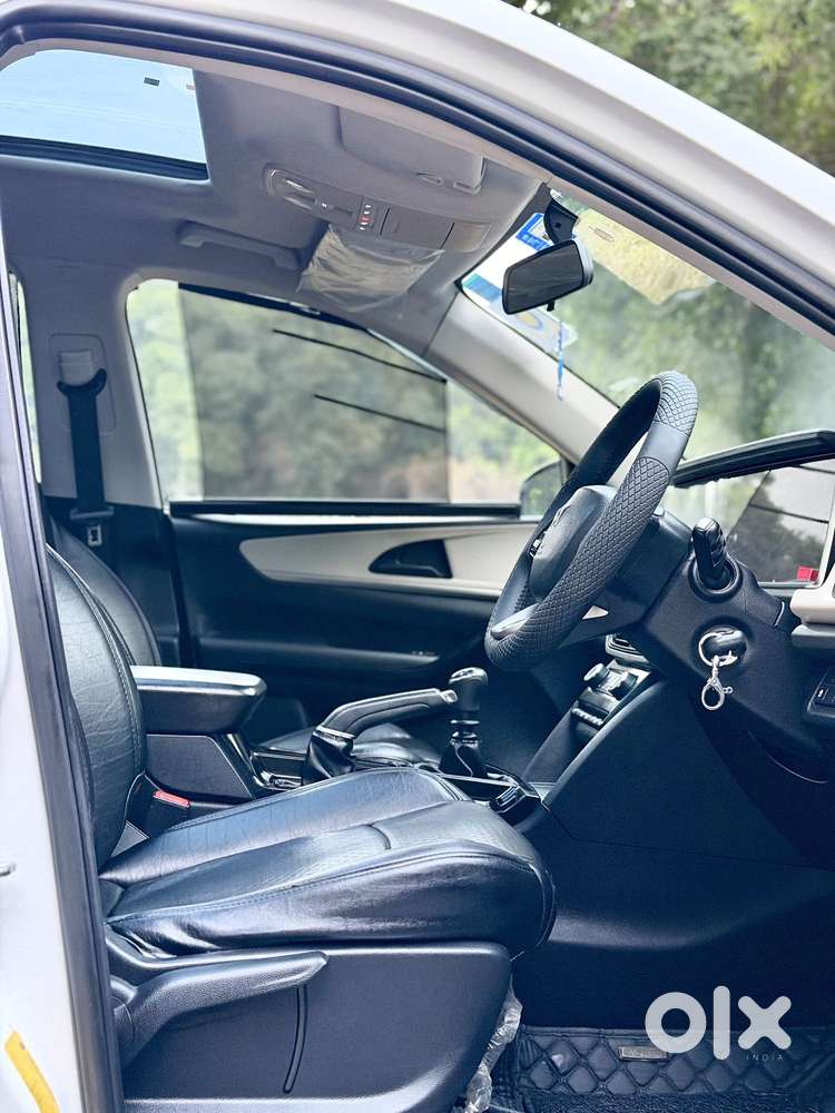 Mahindra Xuv700 2.0 Ax 5 Petrol Mt 7 Str, 2022, Petrol