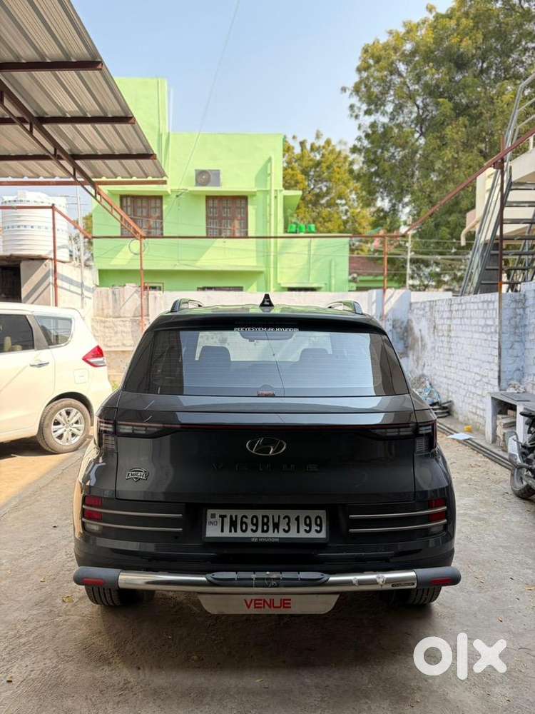 Hyundai Venue 2025 Petrol 800 Km Driven