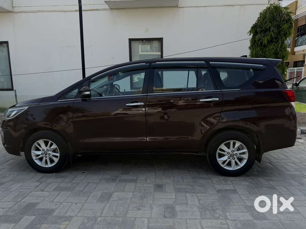 Toyota Innova Crysta 2.4 V 8 Str, 2016, Diesel