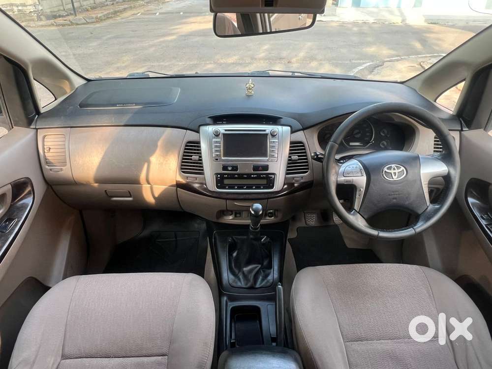 Toyota Innova 2004-2011 2.5 V Diesel 8-seater, 2015, Diesel