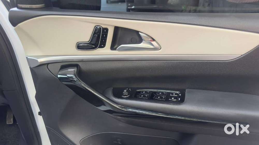 Mahindra Xuv700 2.2 Ax 7 Diesel At Luxury Pack Str, 2025, Diesel