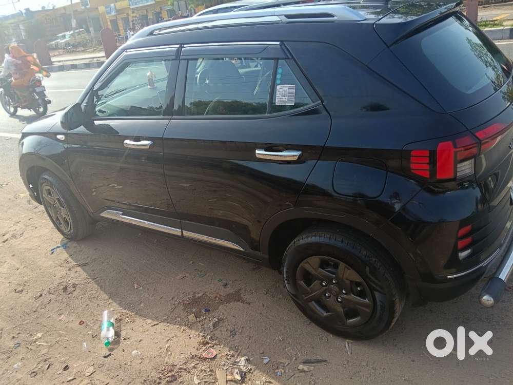 Hyundai Venue 2025 Petrol 6000 Km Driven