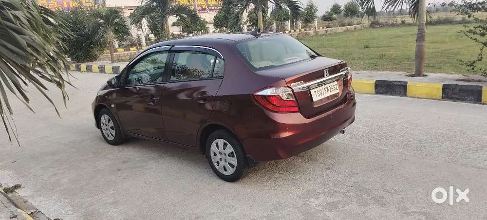 Honda Amaze 2017 Petrol Well Maintained. Showroom Maintaince.