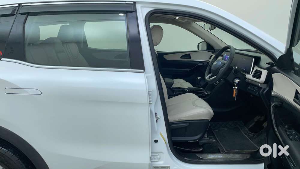 Mahindra Xuv700 2.0 Ax 5 Petrol Mt 7 Str, 2022, Petrol