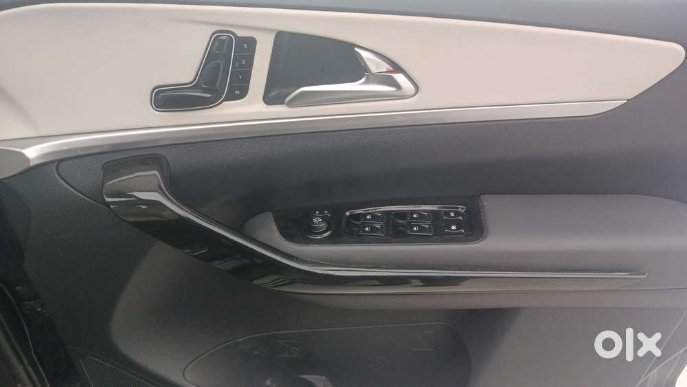 Mahindra Xuv700 2.0 Ax 7 Petrol Mt Str, 2024, Petrol