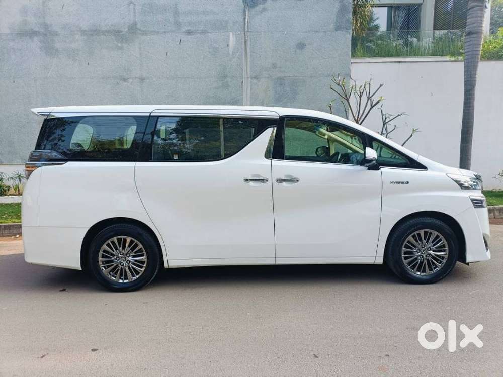 Toyota Vellfire 2.5 Executive Lounge, 2023, Petrol
