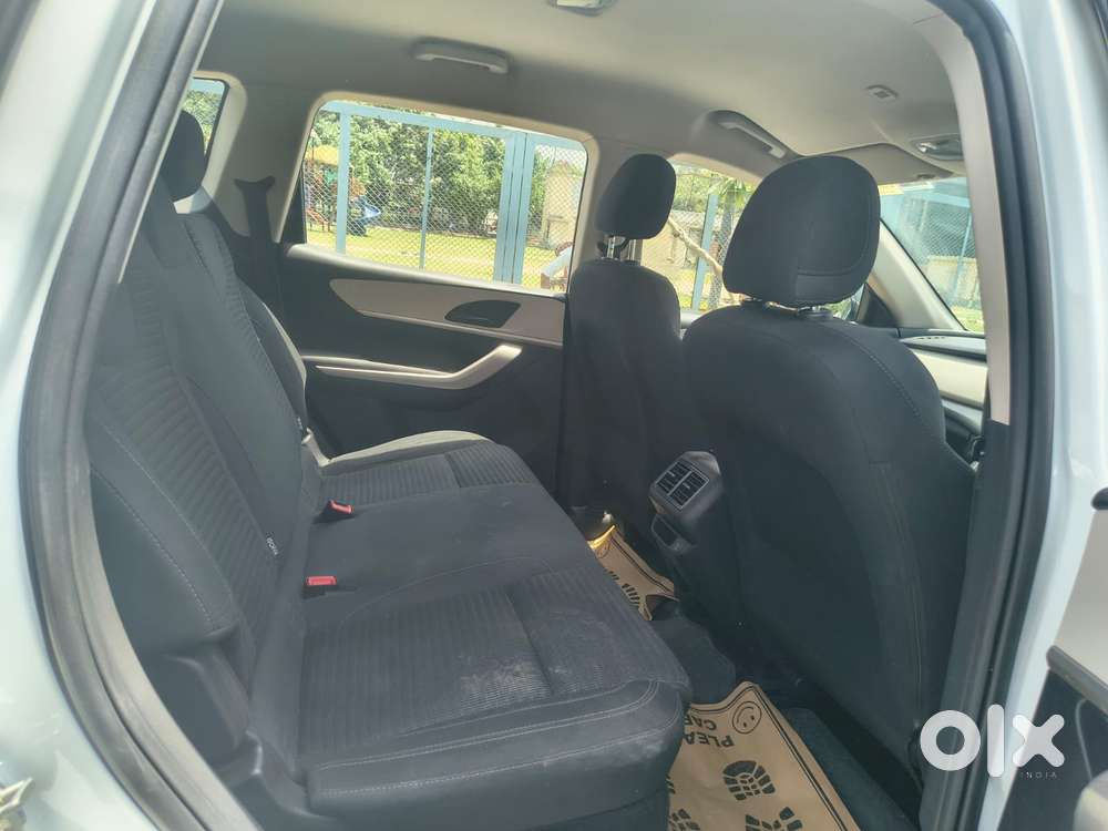 Mahindra Xuv700 Mx Petrol Mt 5 Str (e), 2022, Diesel