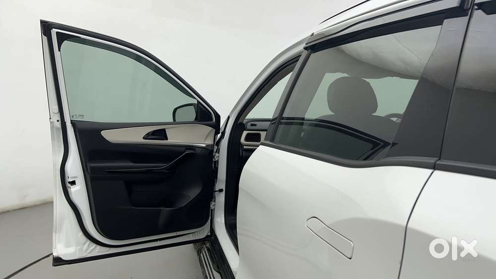 Mahindra Xuv700 2.2 Ax 5 Diesel At Str, 2023, Diesel