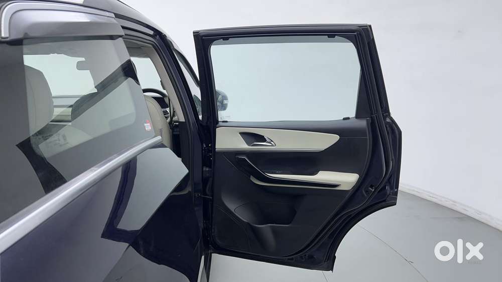 Mahindra Xuv700 2.0 Ax 5 Petrol Mt 7 Str, 2022, Petrol