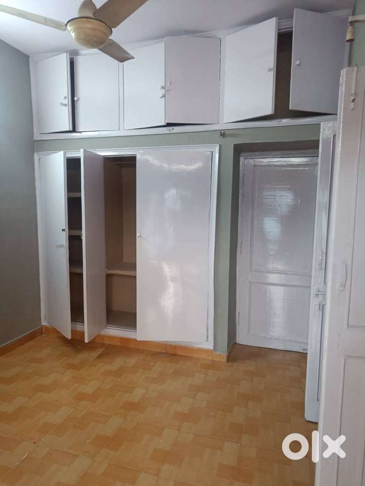 For small family - 2 room set set, top floor corner house, near park