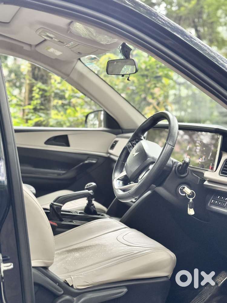 Mahindra Xuv700 Ax 5 Petrol Mt Str (e), 2022, Diesel