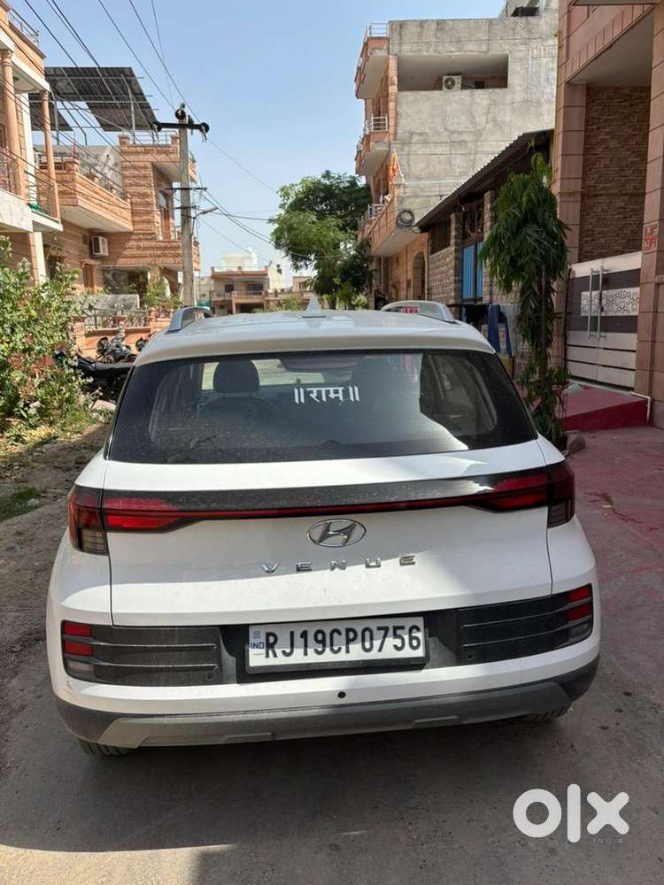 Hyundai Venue 2024 Petrol 14000 Km Driven