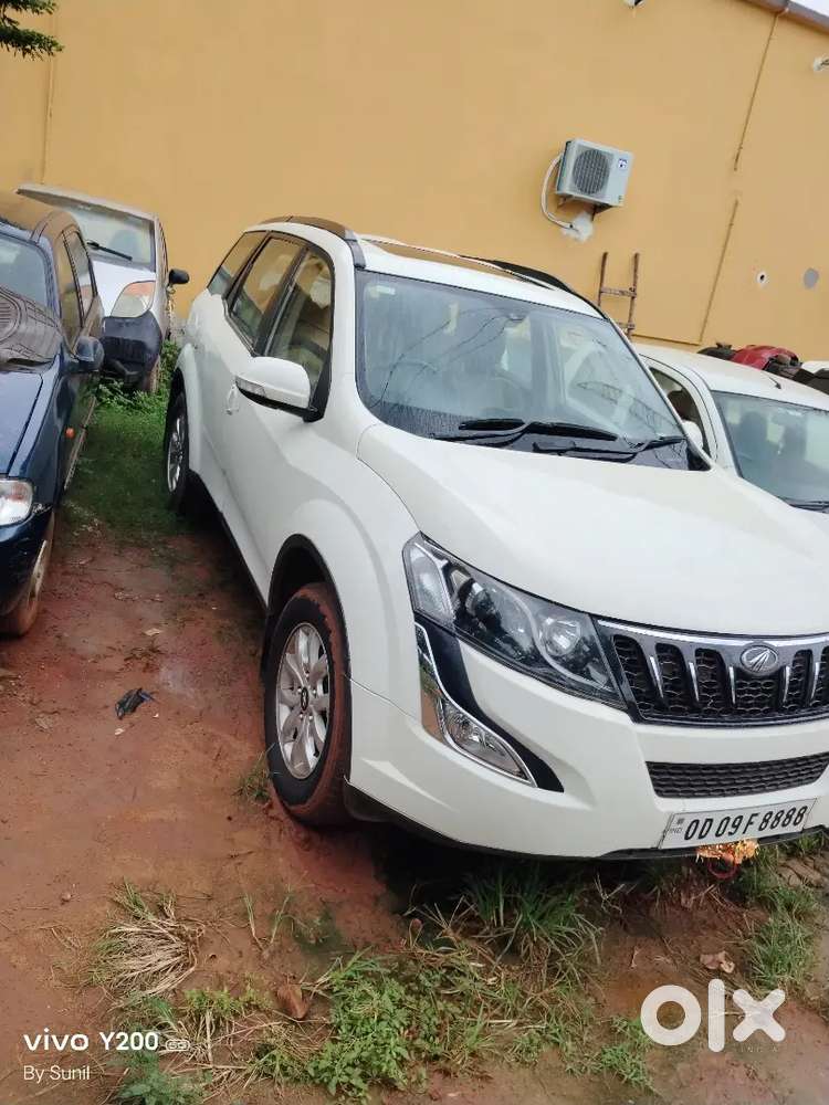 Xuv 500 W10 Sunroof Model