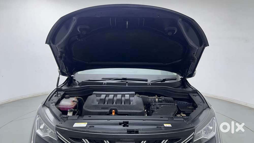 Mahindra Xuv700 2.0 Ax 7 Petrol At Str, 2025, Petrol