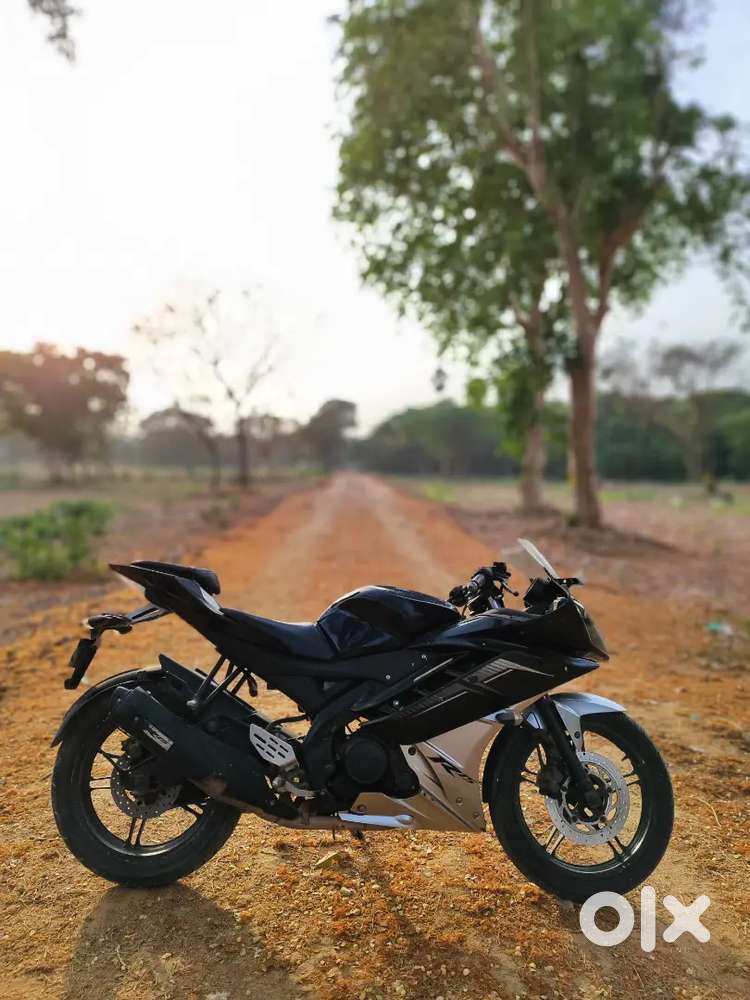 R15 V2 Black Yamaha R15 V4 On Road Price In Bangalore Perfect Riders