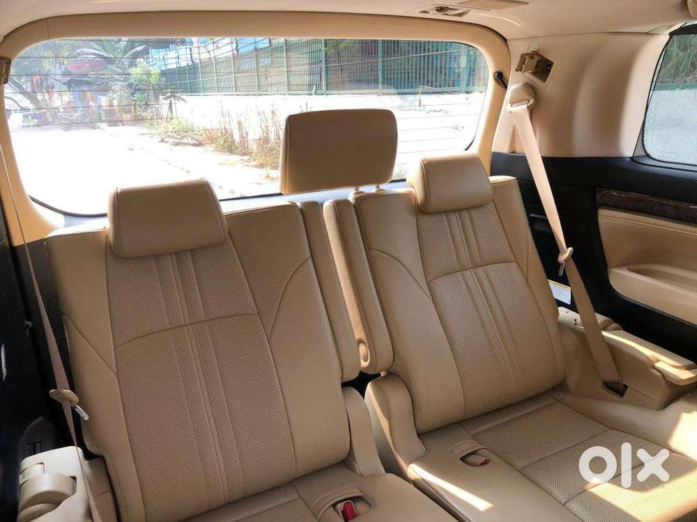 Toyota Vellfire 2.5 Executive Lounge, 2023, Cng & Hybrids