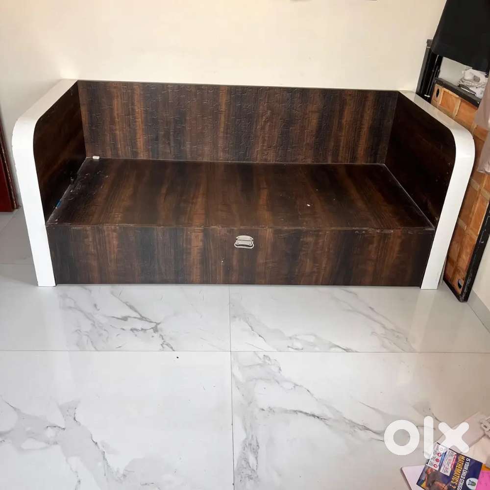 ️ 6-Foot Comfortable Sofa with Storage for Sale!