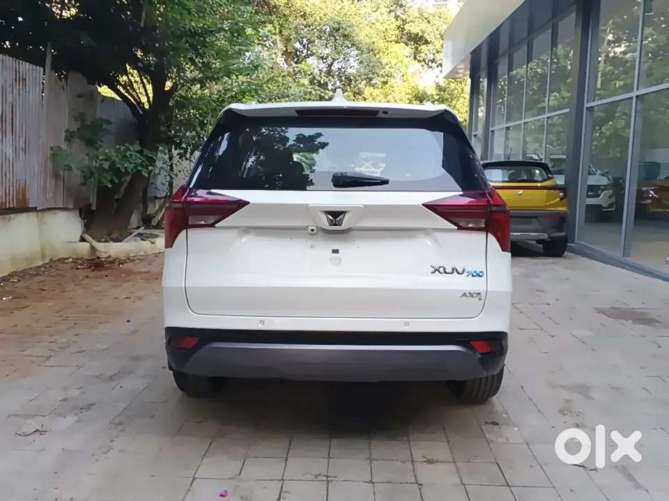Mahindra Xuv700 2.2 Ax 7 Diesel Mt Luxury Pack Str, 2025, Diesel