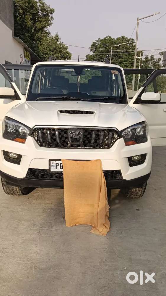 Mahindra Scorpio S10 2016