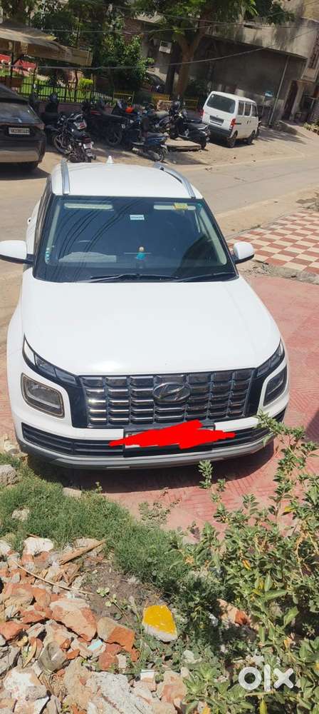 Hyundai Venue 2024 Diesel Well Maintained