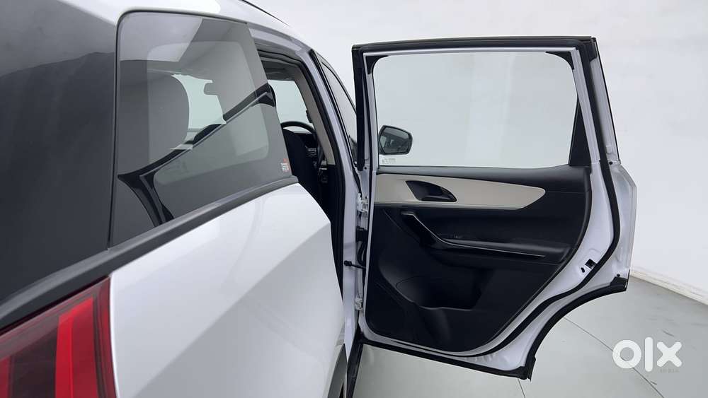 Mahindra Xuv700 2.0 Ax 5 Petrol Mt 7 Str, 2025, Petrol