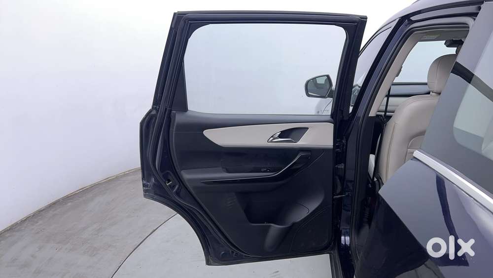 Mahindra Xuv700 2.0 Ax 7 Petrol At Luxury Pack Str, 2021, Petrol