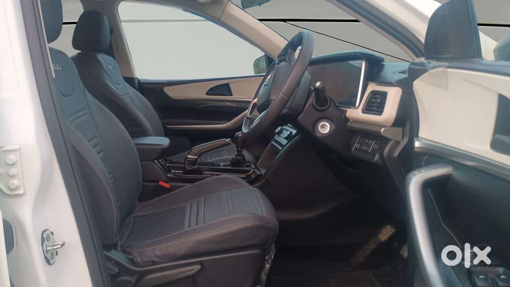 Mahindra Xuv700 2.0 Ax 5 Petrol Mt 7 Str, 2021, Petrol