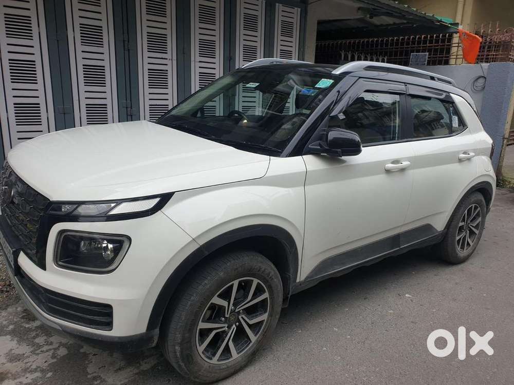 Hyundai Venue 2023 Petrol 27383 Km Driven