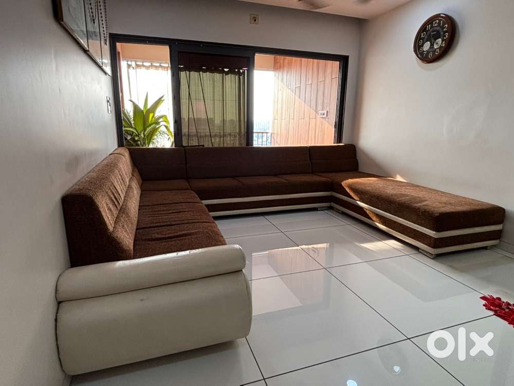 Large U-Shaped Sectional Sofa with Chaise + 2 Pouffes (Good Condition)
