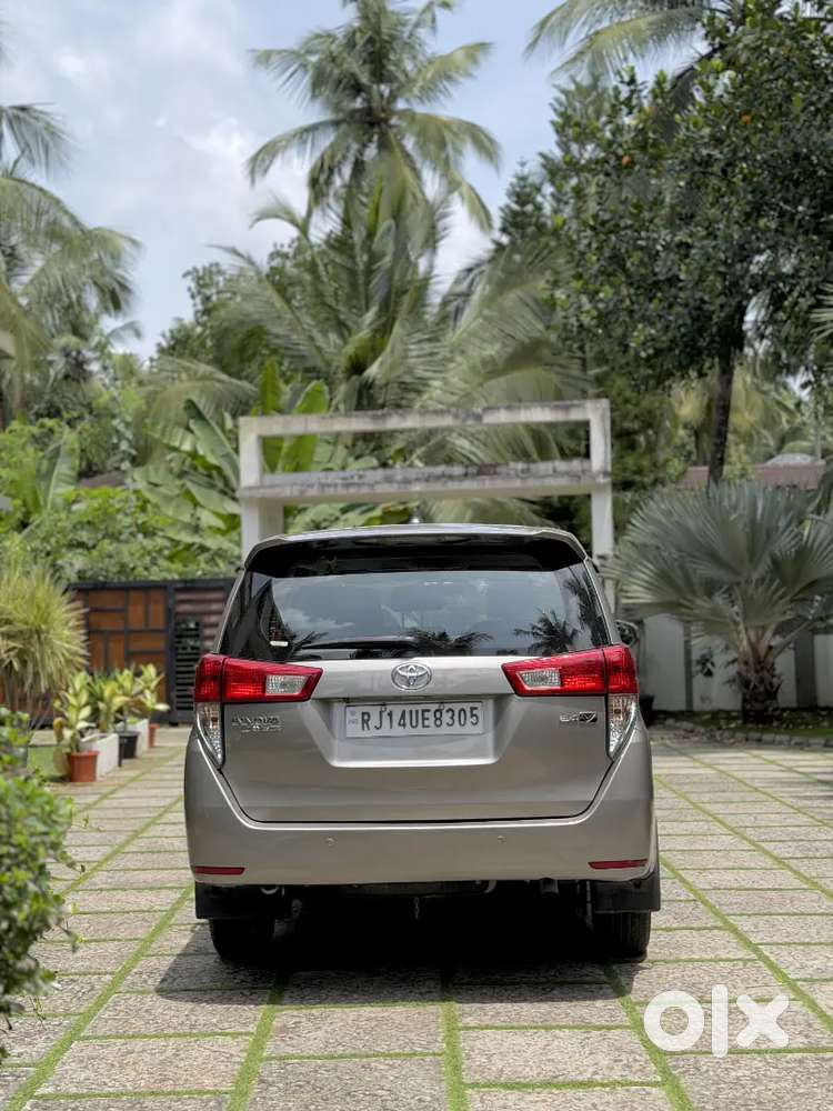 Toyota Innova Crysta 2.4 V 2016