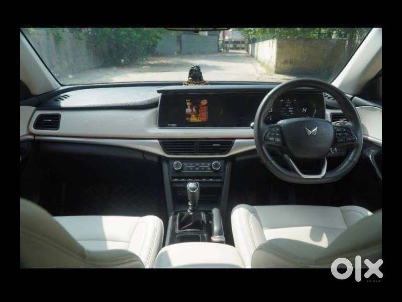 Mahindra Xuv700 2.0 Ax 5 Petrol Mt 7 Str, 2024, Petrol