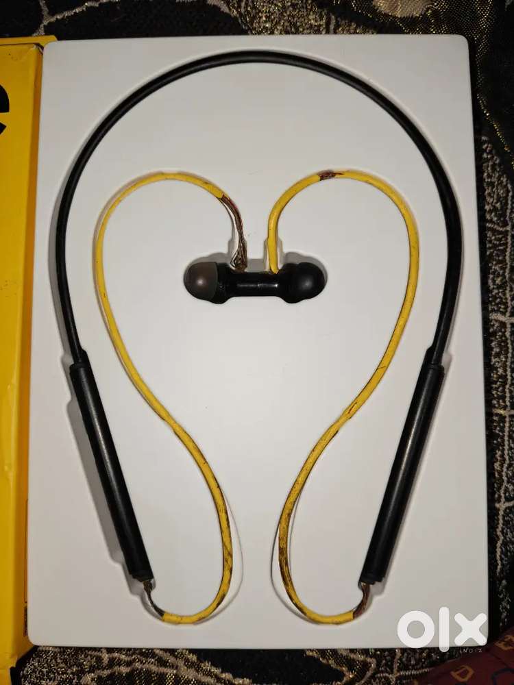 Realme ka neckband hai ek ear ka khrab h normal use k liye theek h