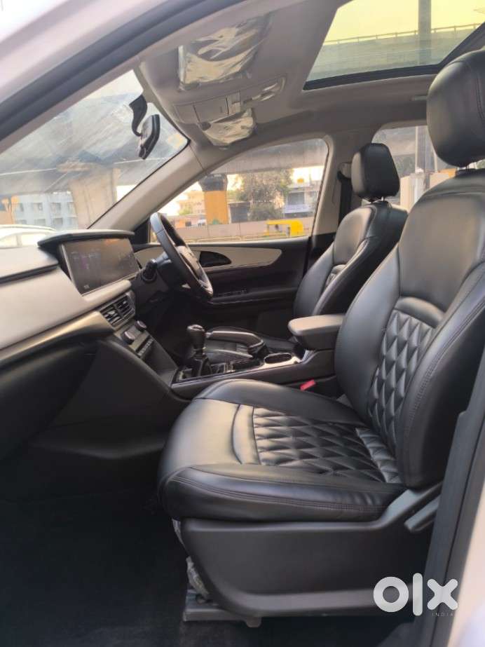 Mahindra Xuv700 2.0 Ax 5 Petrol Mt 7 Str, 2023, Petrol