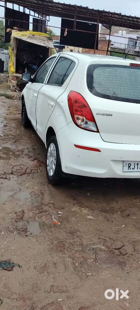 गाड़ी धौलपुर राजस्थान हाउसिंग बोर्ड कॉलोनी में है