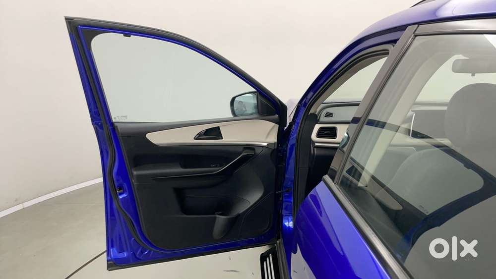 Mahindra Xuv700 2.0 Ax 5 Petrol Mt 7 Str, 2021, Petrol