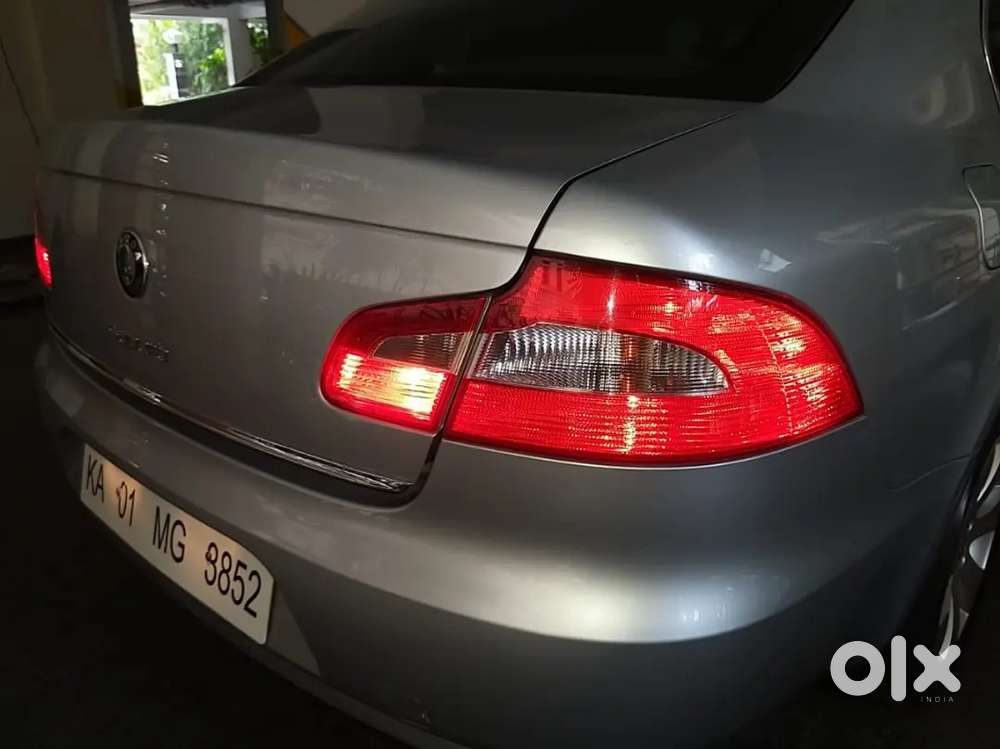 Skoda Superb 2011 Diesel 80000 Km Driven