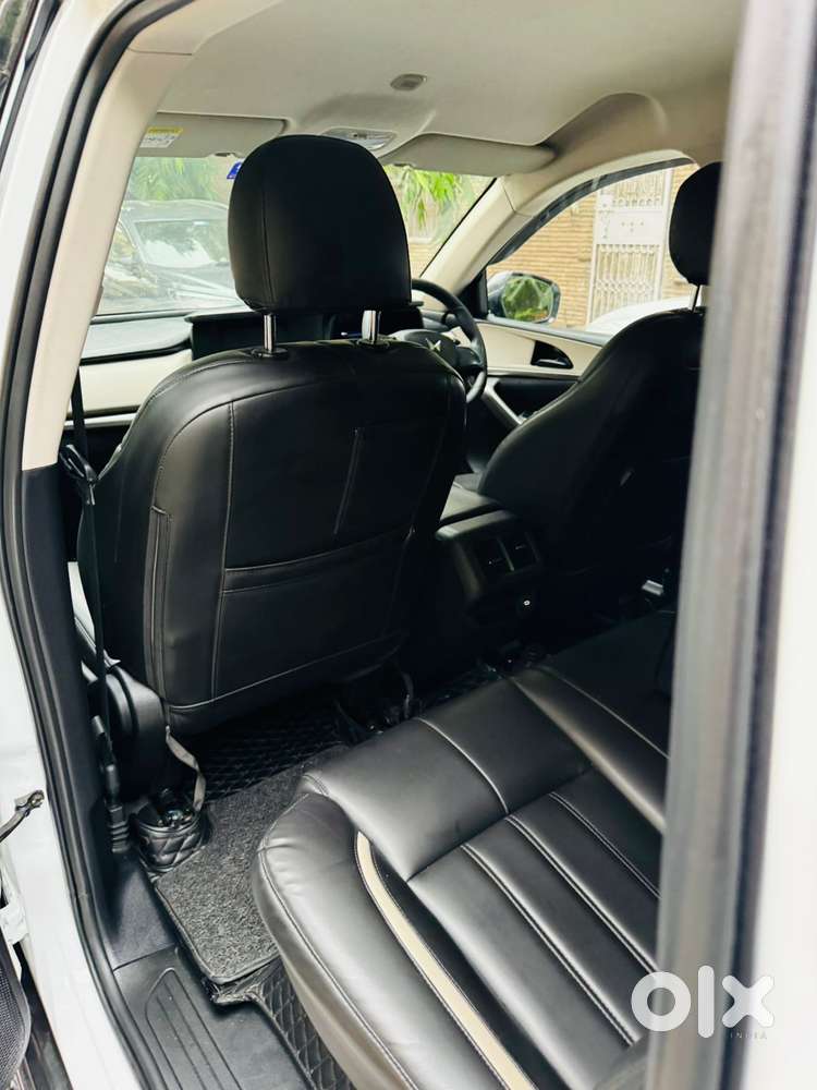 Mahindra Xuv700 2.0 Mx Petrol Mt 5 Str, 2023, Petrol