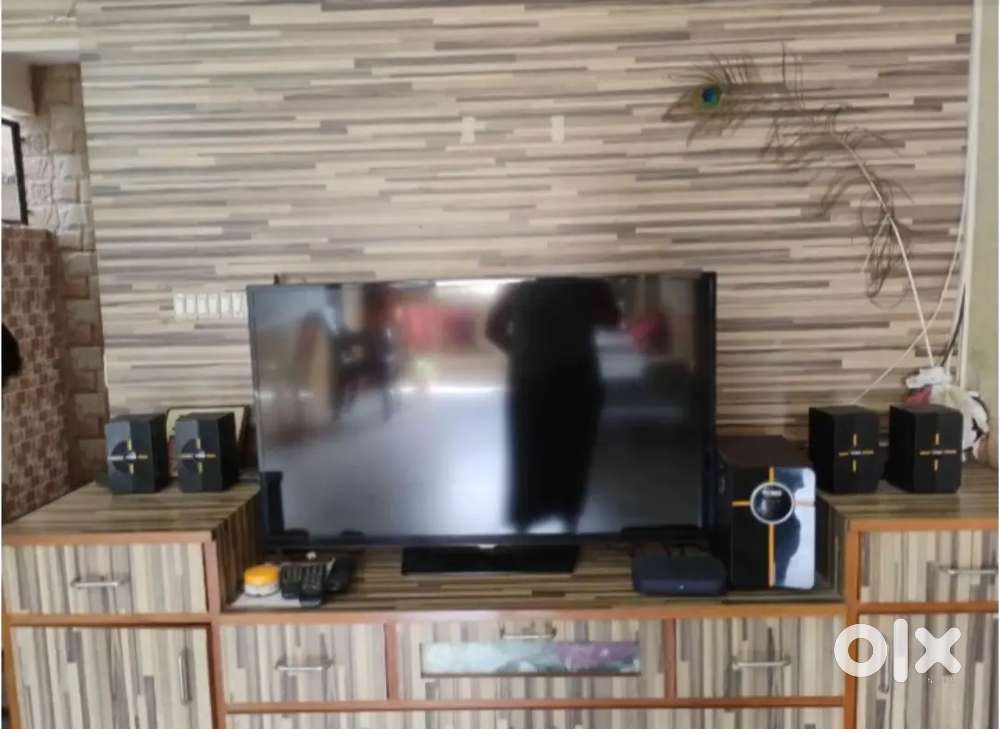 Tv with speaker