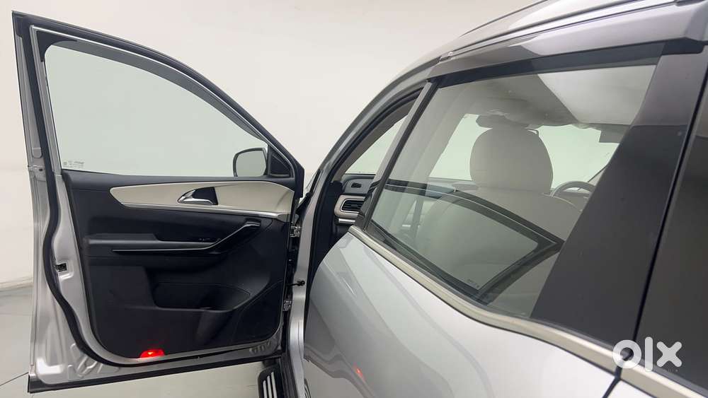 Mahindra Xuv700 2.0 Ax 7 Petrol At Luxury Pack Str, 2023, Petrol