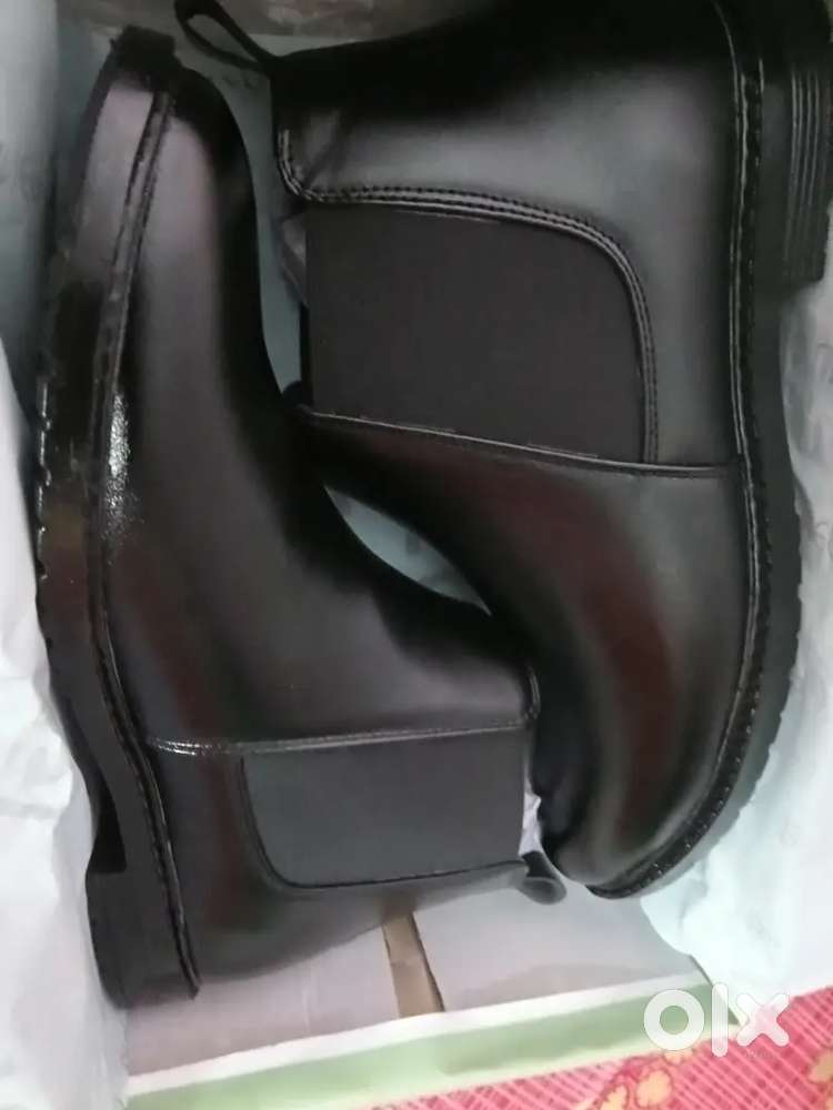 Classic black Chelsea boots