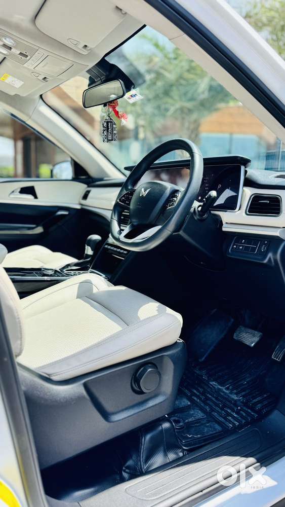 Mahindra Xuv700 2.2 Ax 7 Diesel At Luxury Pack Str, 2025, Diesel