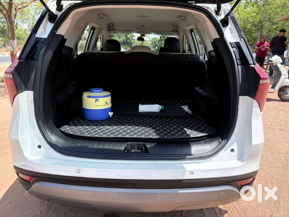 Mahindra Xuv700 2.0 Ax 3 Petrol Mt 5 Str, 2023, Petrol