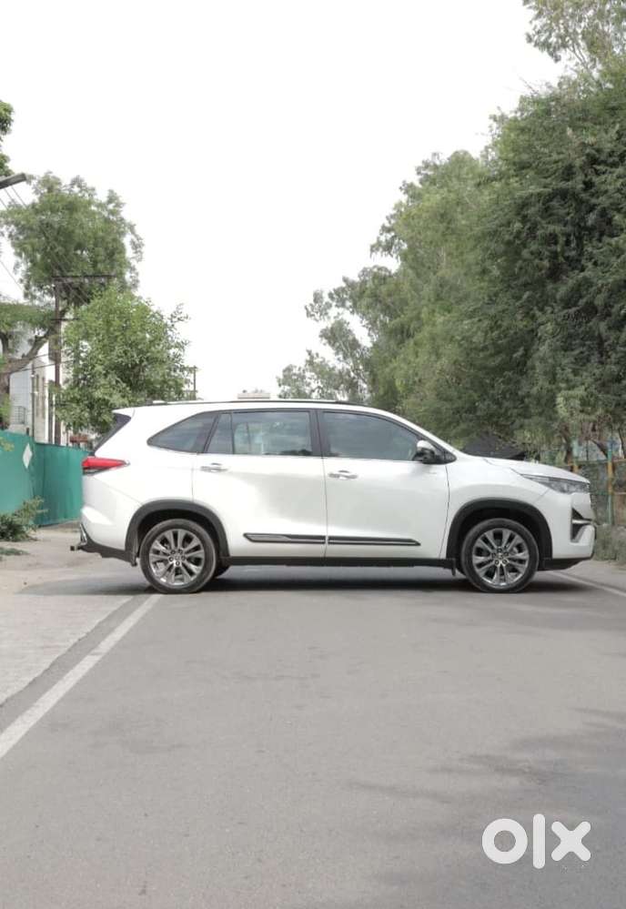 Toyota Innova Hycross 2.0 Zx (o) Hybrid 7 Str, 2025