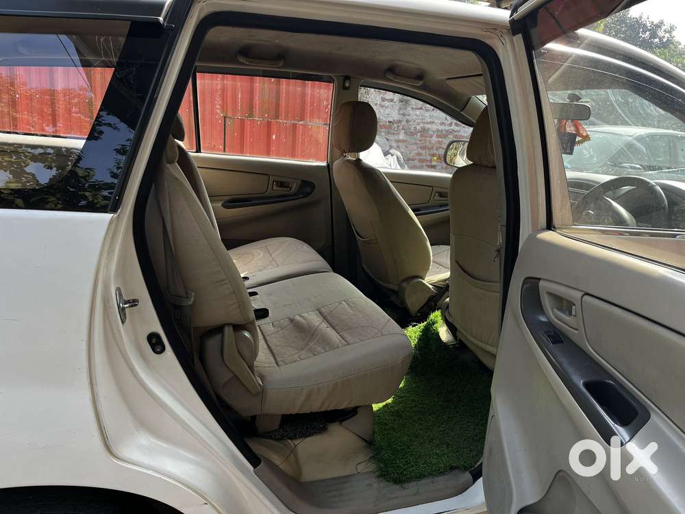 Toyota Innova 2.5 G (diesel) 8 Seater Bs Iv, 2015, Diesel